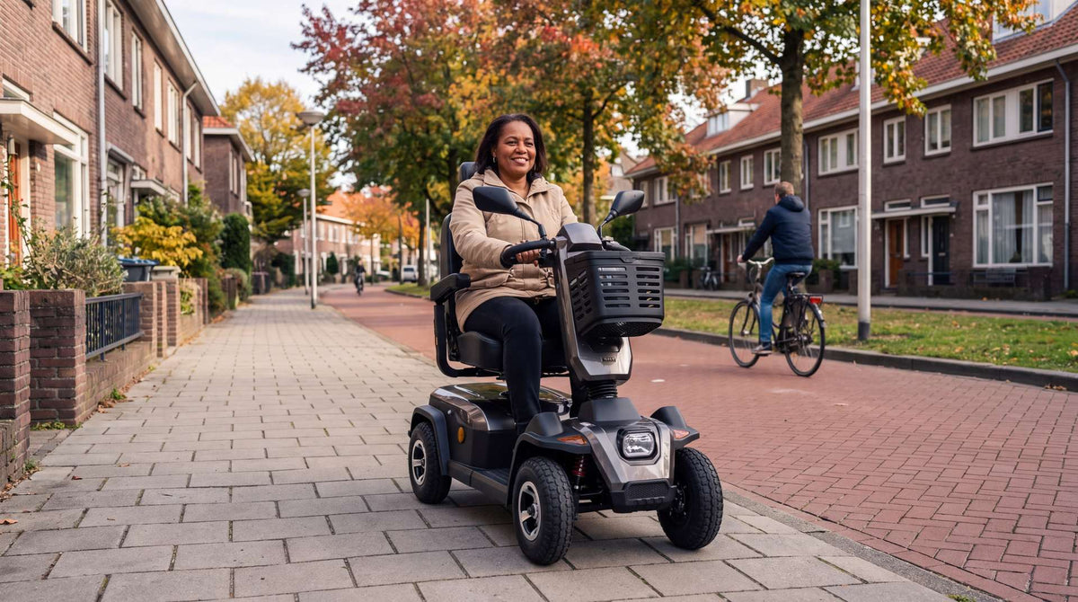Senior rijdt met scootmobiel over de stoep langs een fietspad - scootmobiel verkeersregels