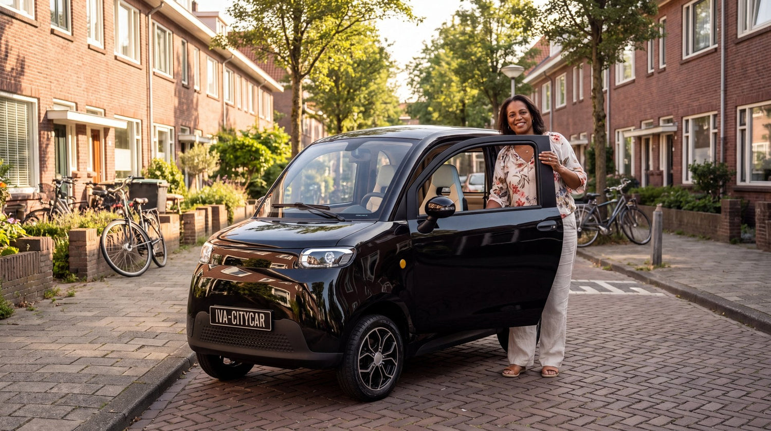 Brommobiel leasen in 2026 - vrouw stapt in zwarte IVA Citycar A05 in een Nederlandse woonstraat
