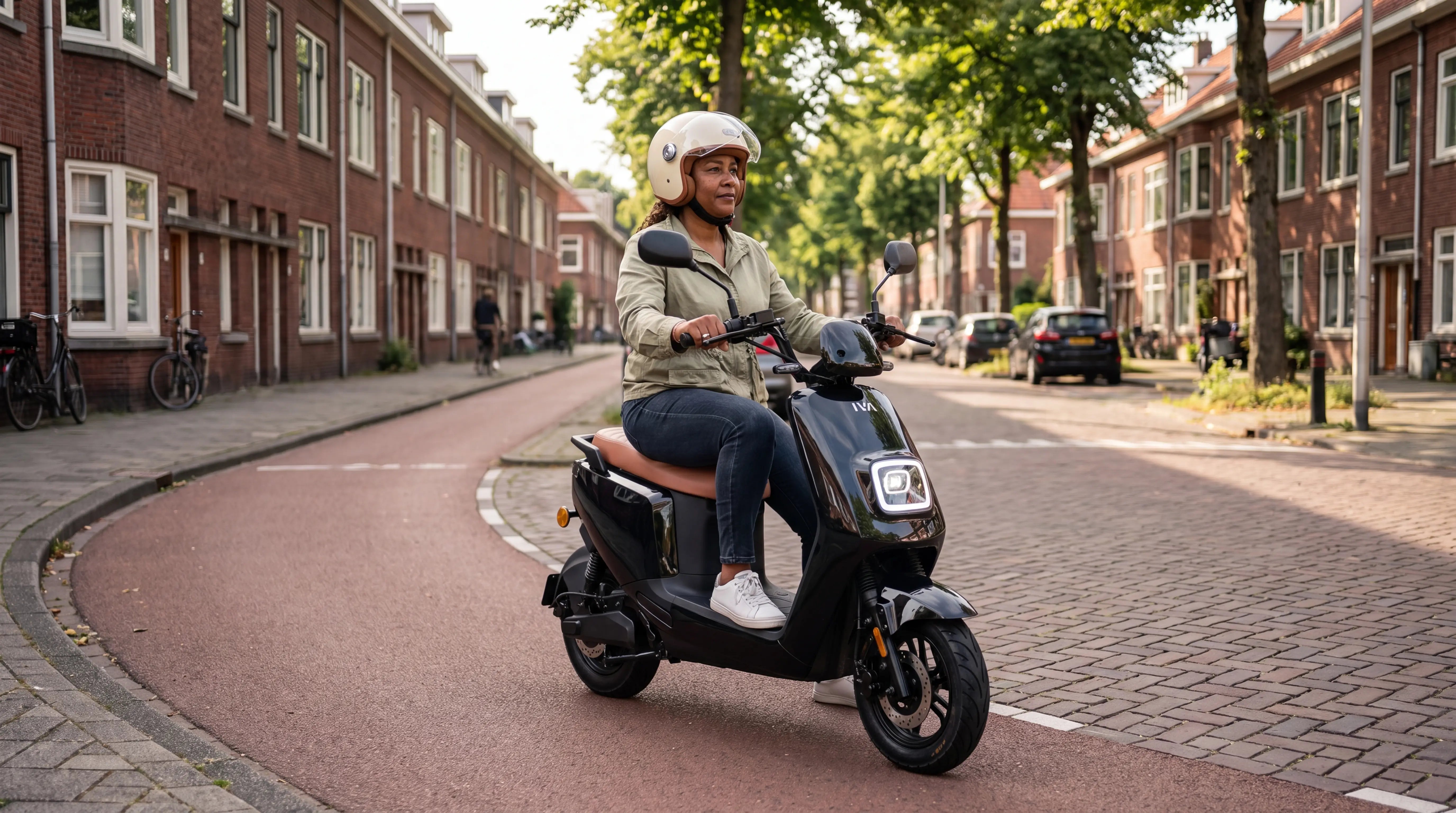 Snorscooter of bromscooter kiezen: vrouw op zwarte IVA E-GO elektrische scooter in Rotterdam