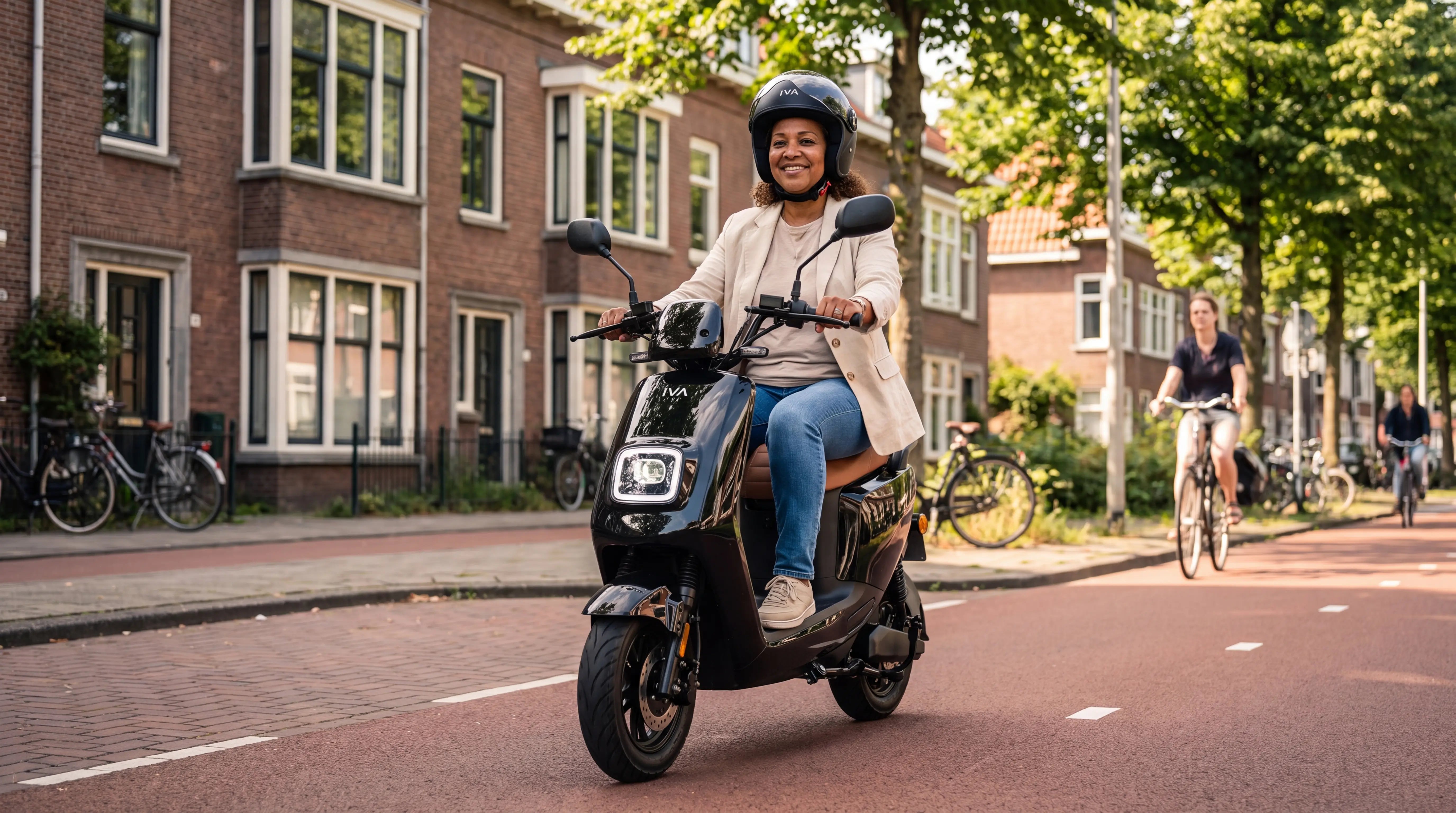 Beste elektrische scooter 2026 - vrouw op zwarte IVA E-GO S4 2.0 in Rotterdam