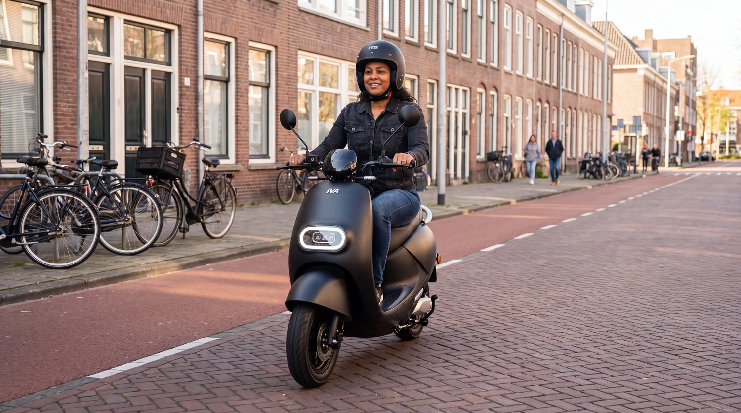 Vrouw met goedgekeurde helm op IVA E-GO S3 snorscooter in Rotterdam – helmplicht snorscooter