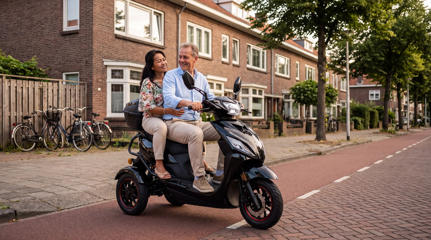 Duo scootmobiel: stel rijdt samen op een IVA driewieler in een Nederlandse woonwijk
