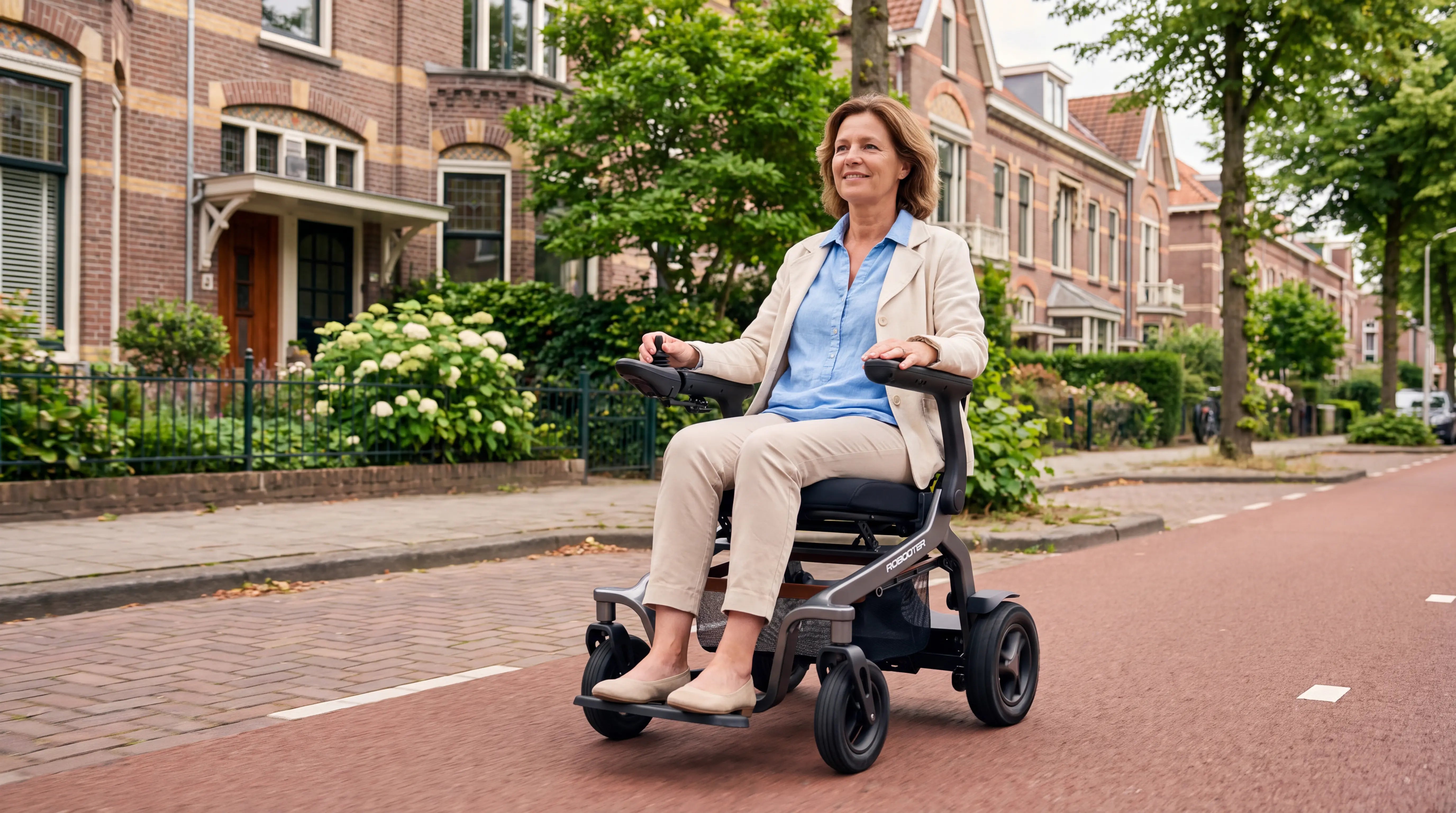 Rolstoel kopen: vrouw rijdt in elektrische Robooter E40 rolstoel door Nederlandse woonstraat