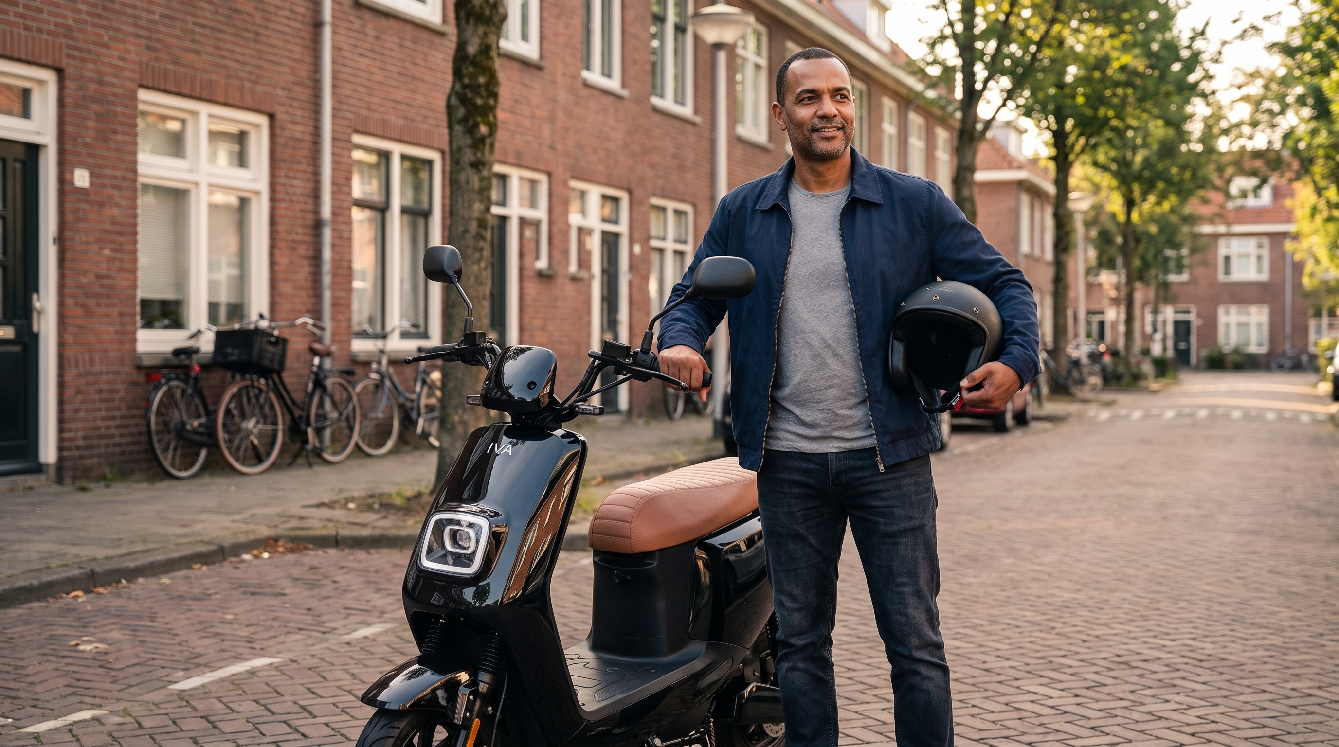 Scooter verkopen in 2026 - man naast zwarte IVA E-GO S4 2.0 elektrische scooter in Rotterdamse straat