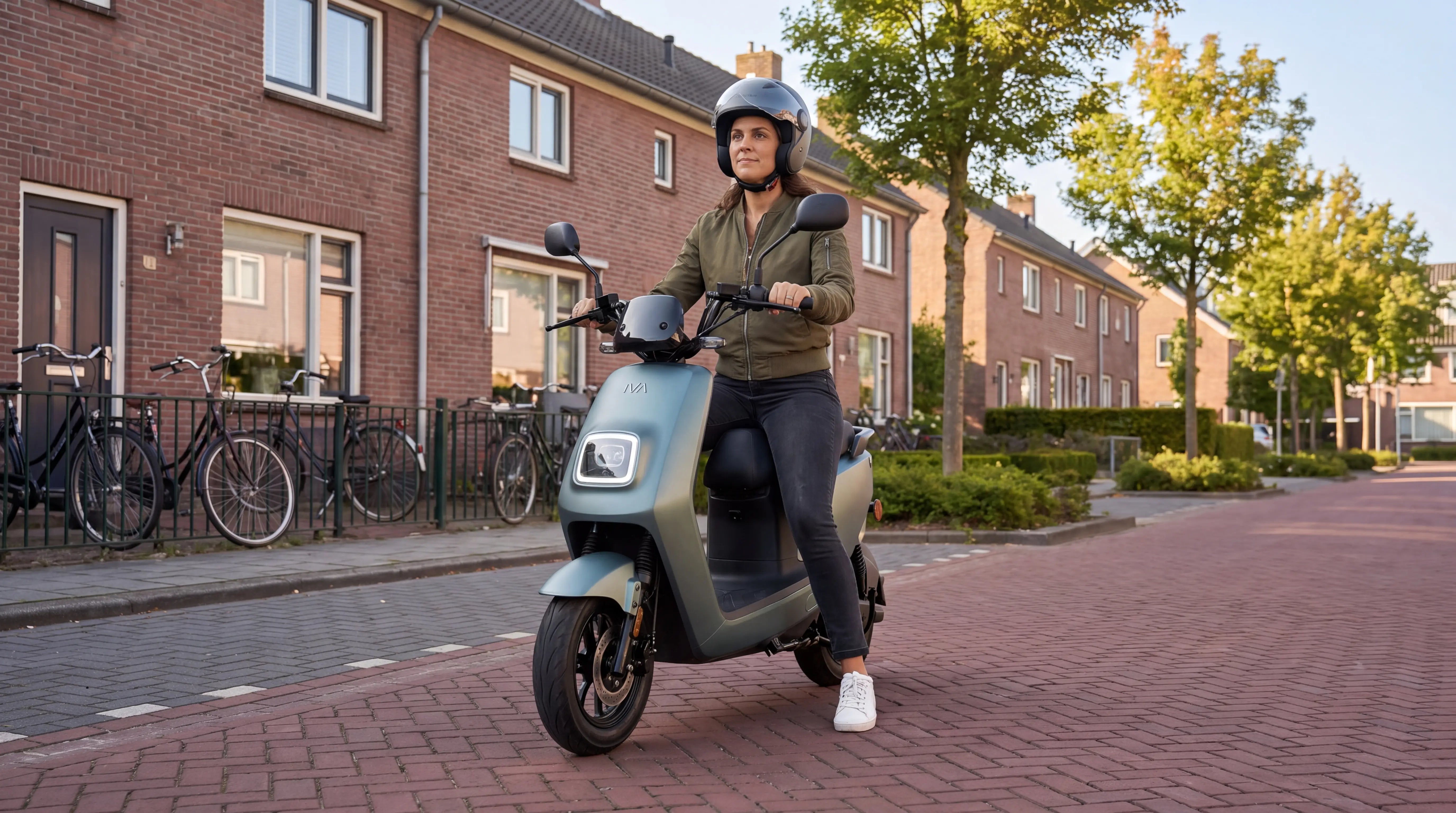 Mag je met autorijbewijs scooter rijden - vrouw met helm op matgroene IVA E-GO S4 2.0 in een Rotterdamse straat