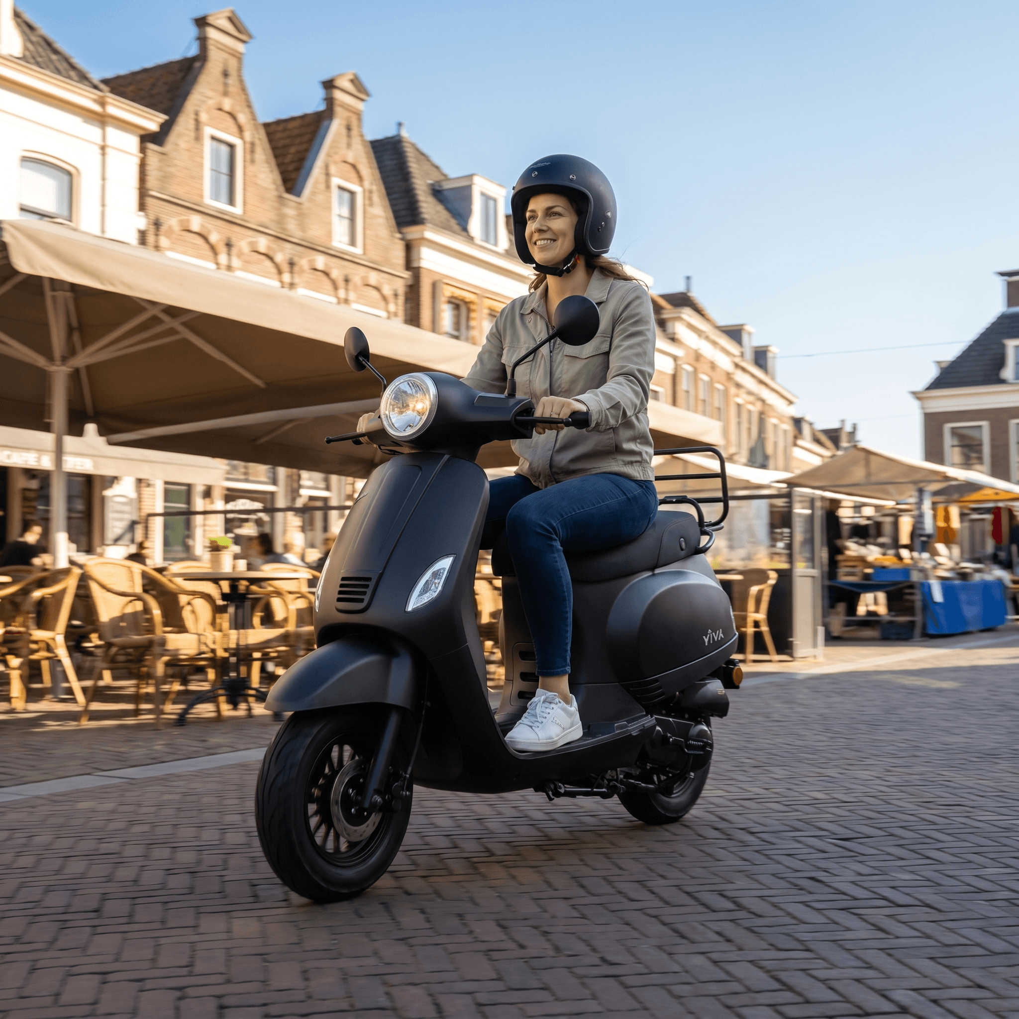 IVA Lux Electric 2.0 e-scooter in matzwart met moderne design en handvat, klaar voor gebruik in stedelijk vervoer.