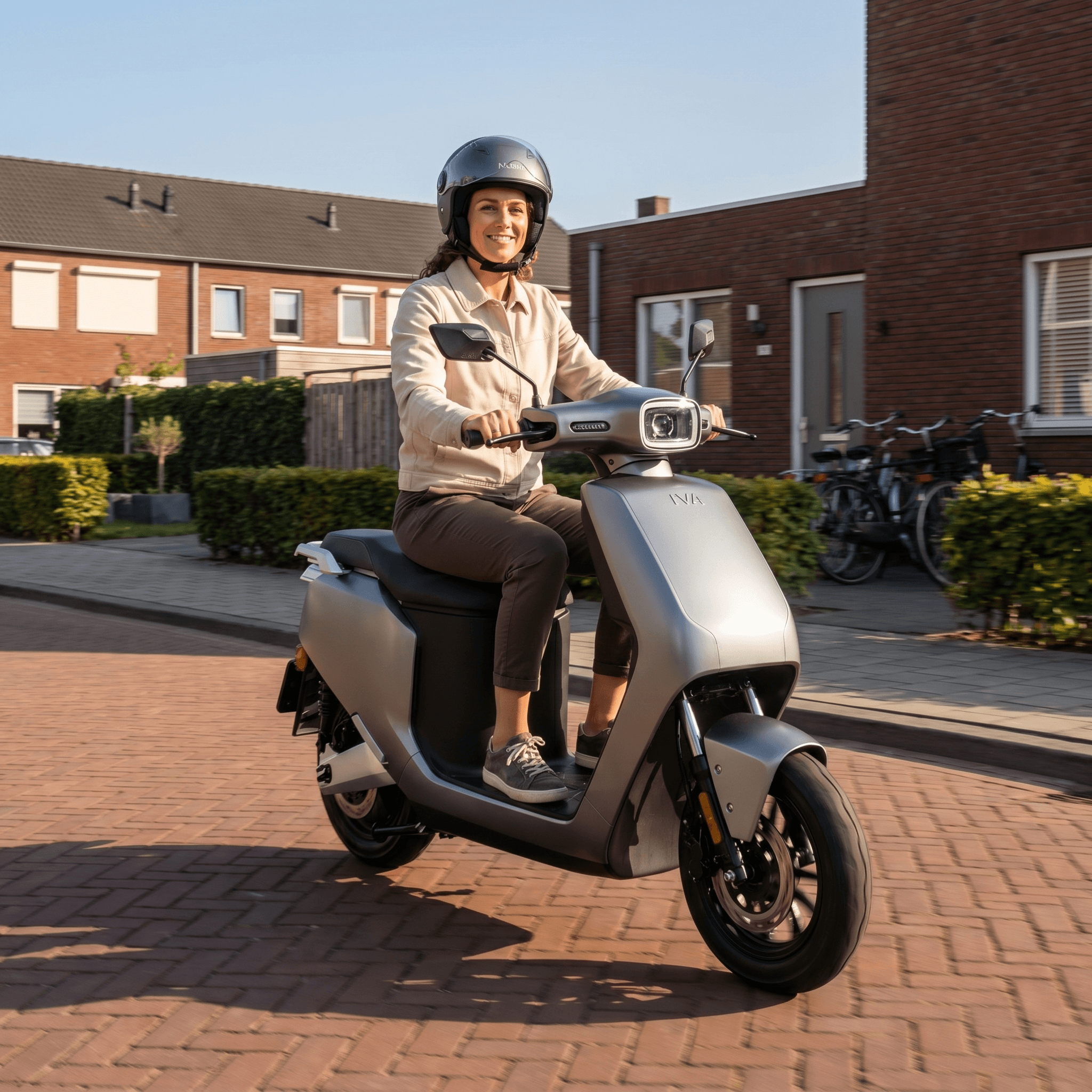 IVA NCS matgrijze e-scooter met gestroomlijnd ontwerp en handvatten, klaar voor gebruik.