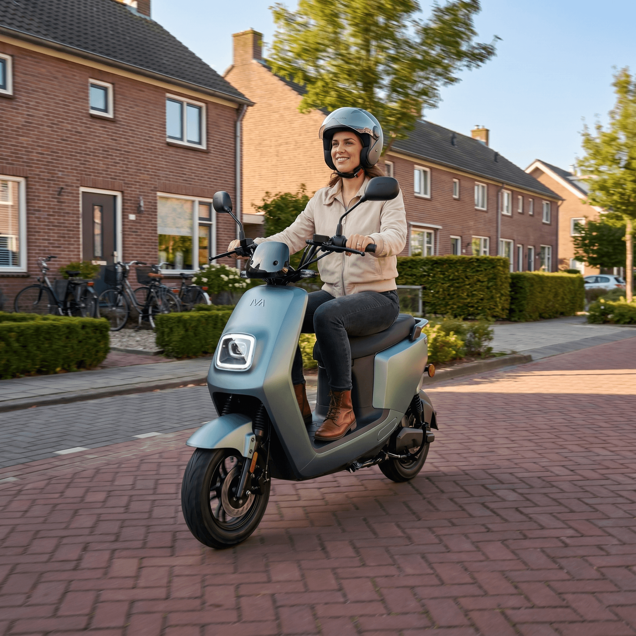 IVA E-GO S4 2.0 e-scooter in matgroen, compacte elektrische scooter met stijlvolle uitstraling en gebruiksvriendelijk ontwerp