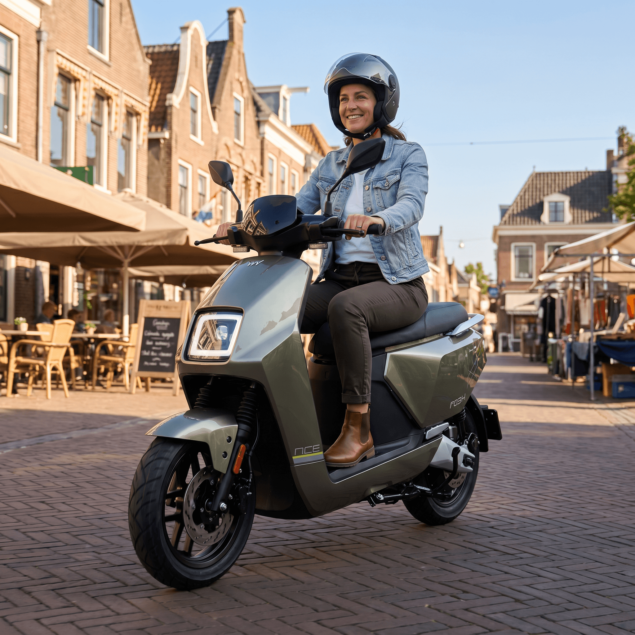 Groene IVA NCF e-scooter met twee wielen en stuur, klaar voor gebruik op straat.
