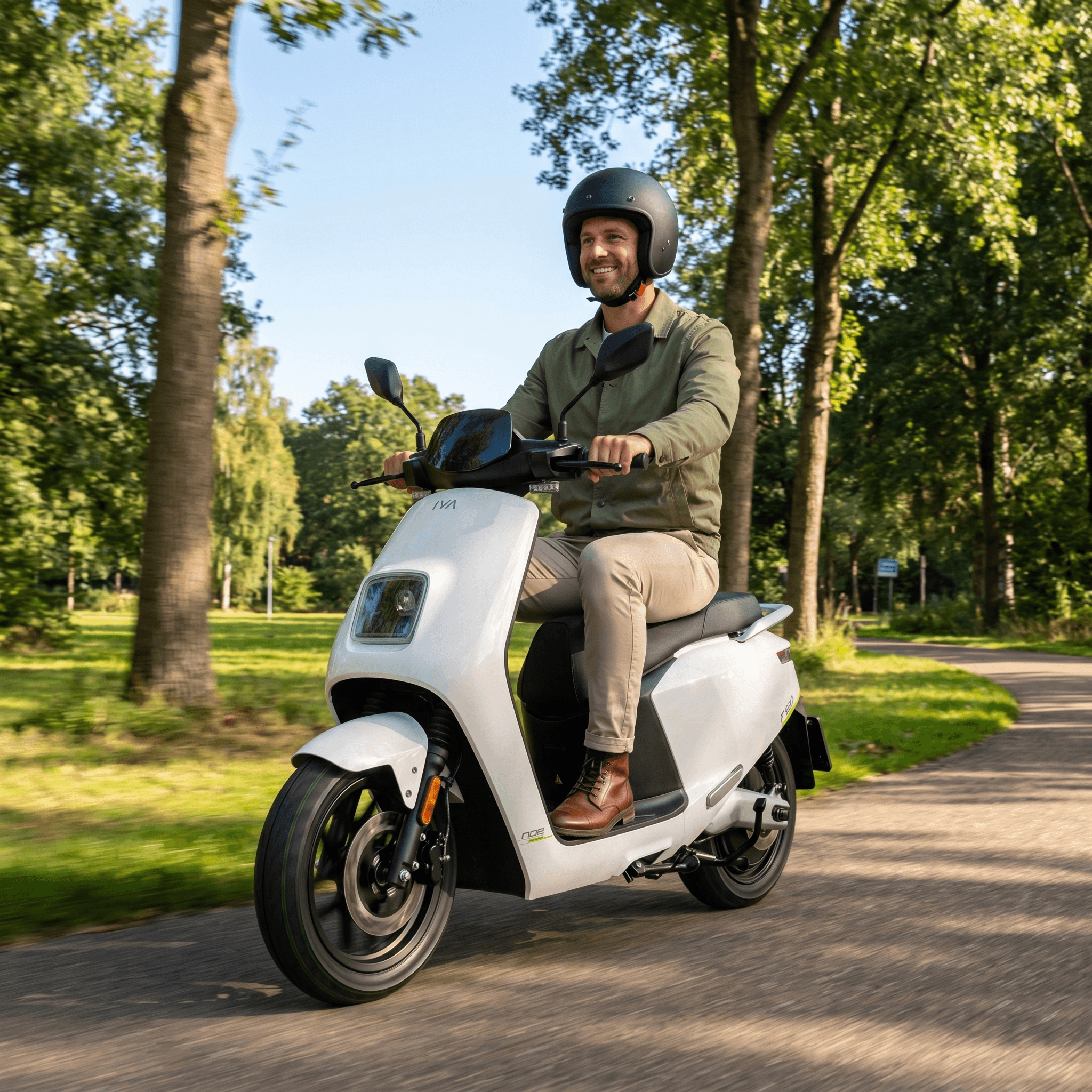 IVA NCE Wit elektrische step, compact en modern e-scooter van IVA, met wit frame en handvatten voor stadsgebruik