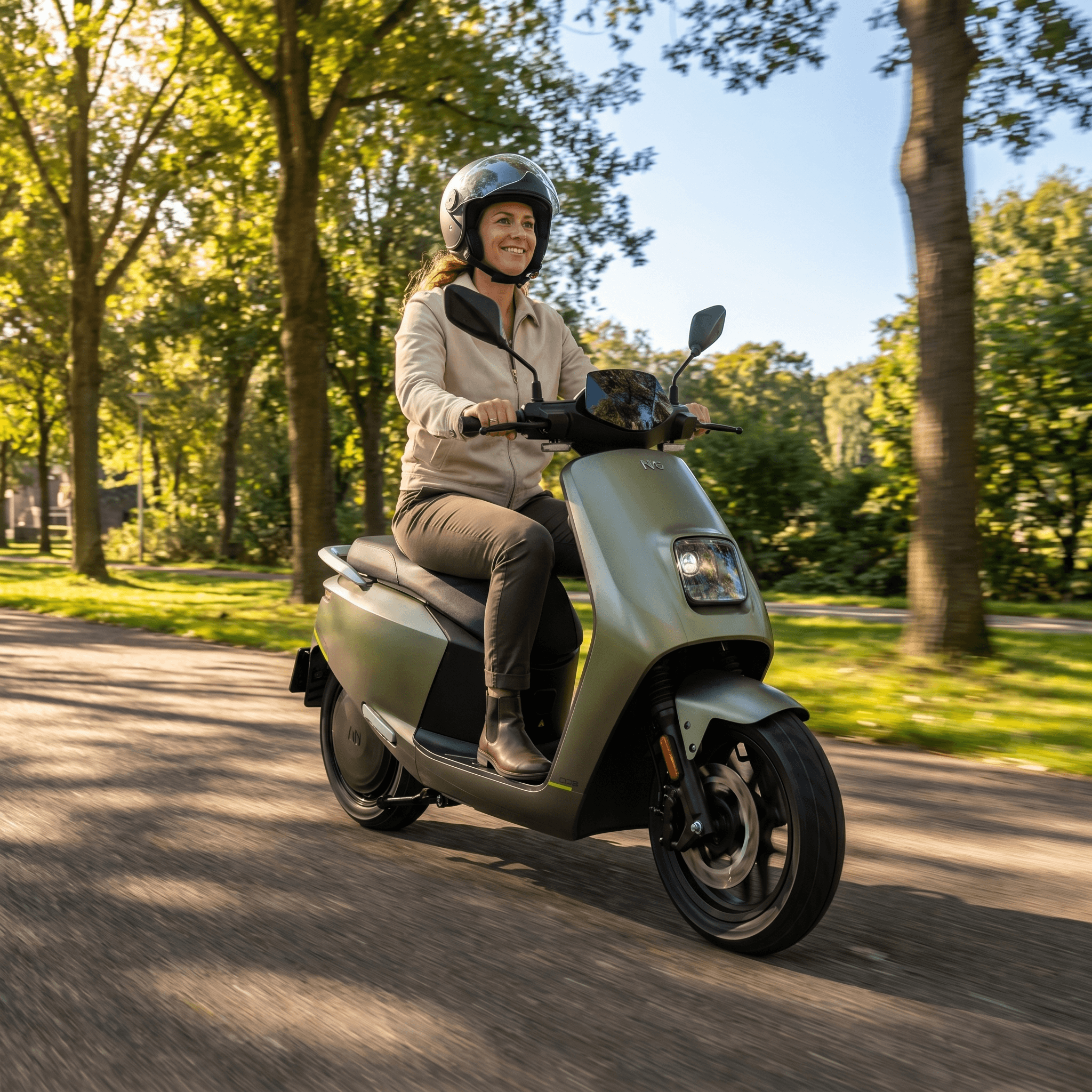 Groene IVA NCE Pro elektrische scooter voor volwassenen, zichtbaar met handvatten en wielen, ideaal voor stadsvervoer