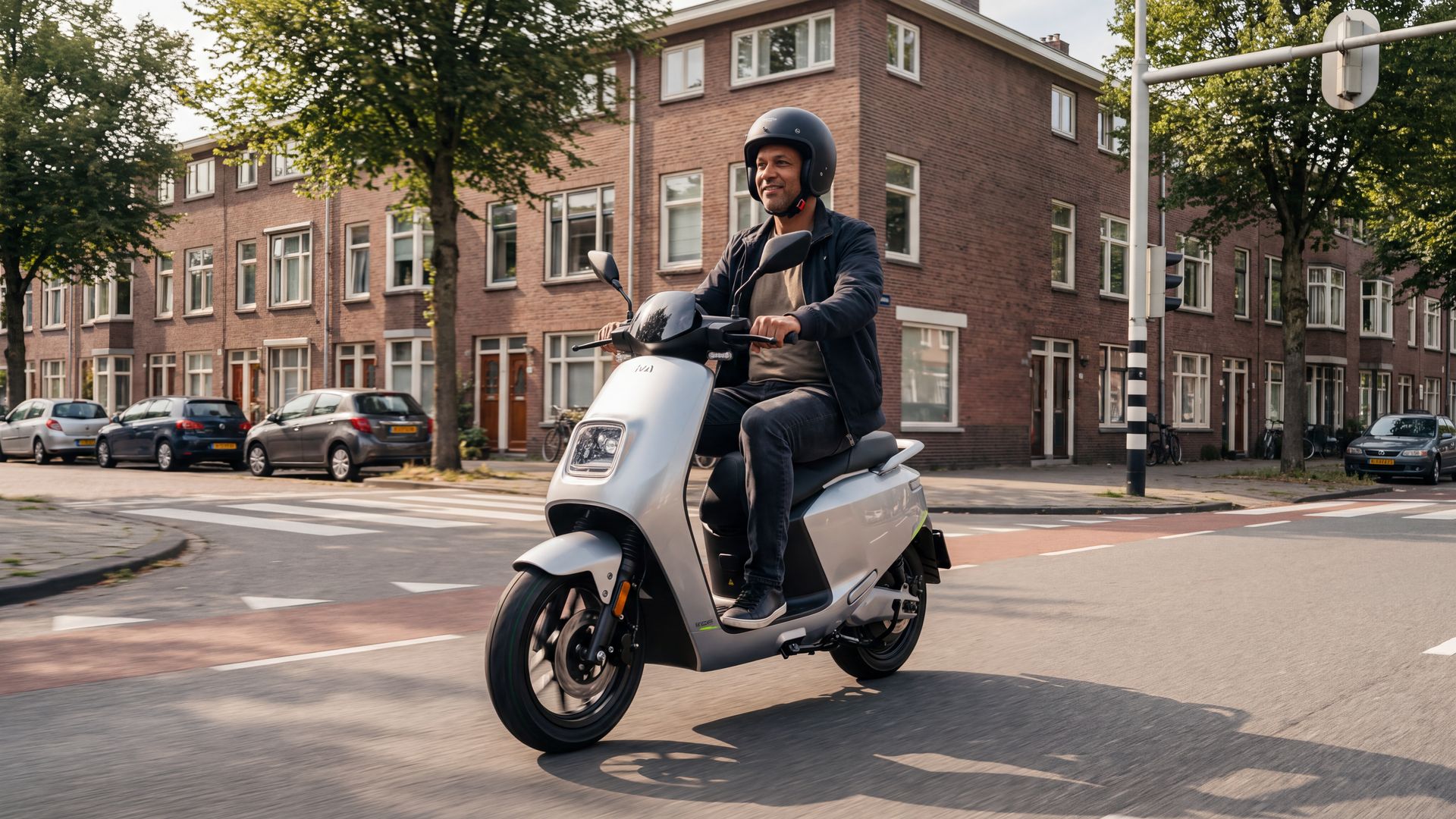 Scooter opvoeren 2026 - man met helm op zilveren IVA NCE Pro bromscooter op de rijbaan in een Rotterdamse straat