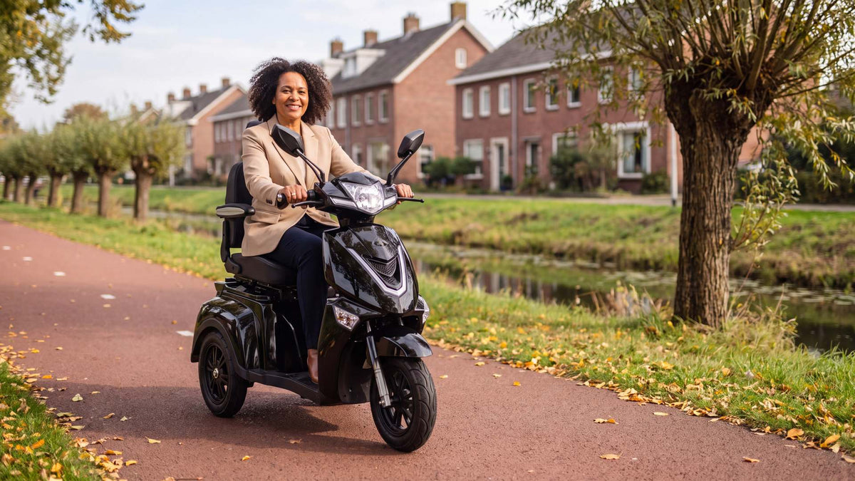 Bereik scootmobiel: hoeveel km haal je echt? – IVA Z1000 scootmobiel op fietspad langs polder