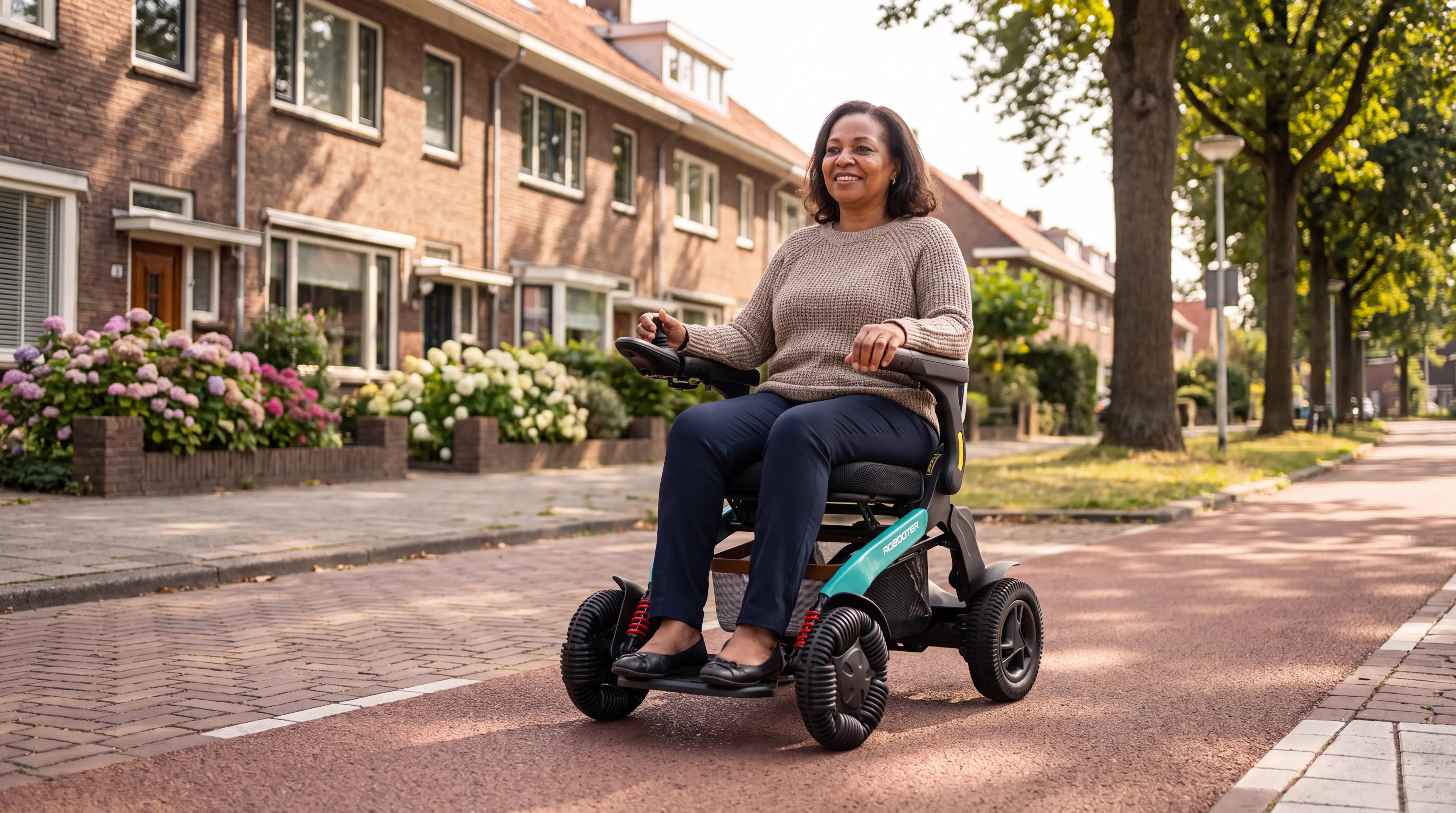 Elektrische rolstoel vergoeding via de WMO: vrouw in IVA Robooter E60 in een Nederlandse woonwijk