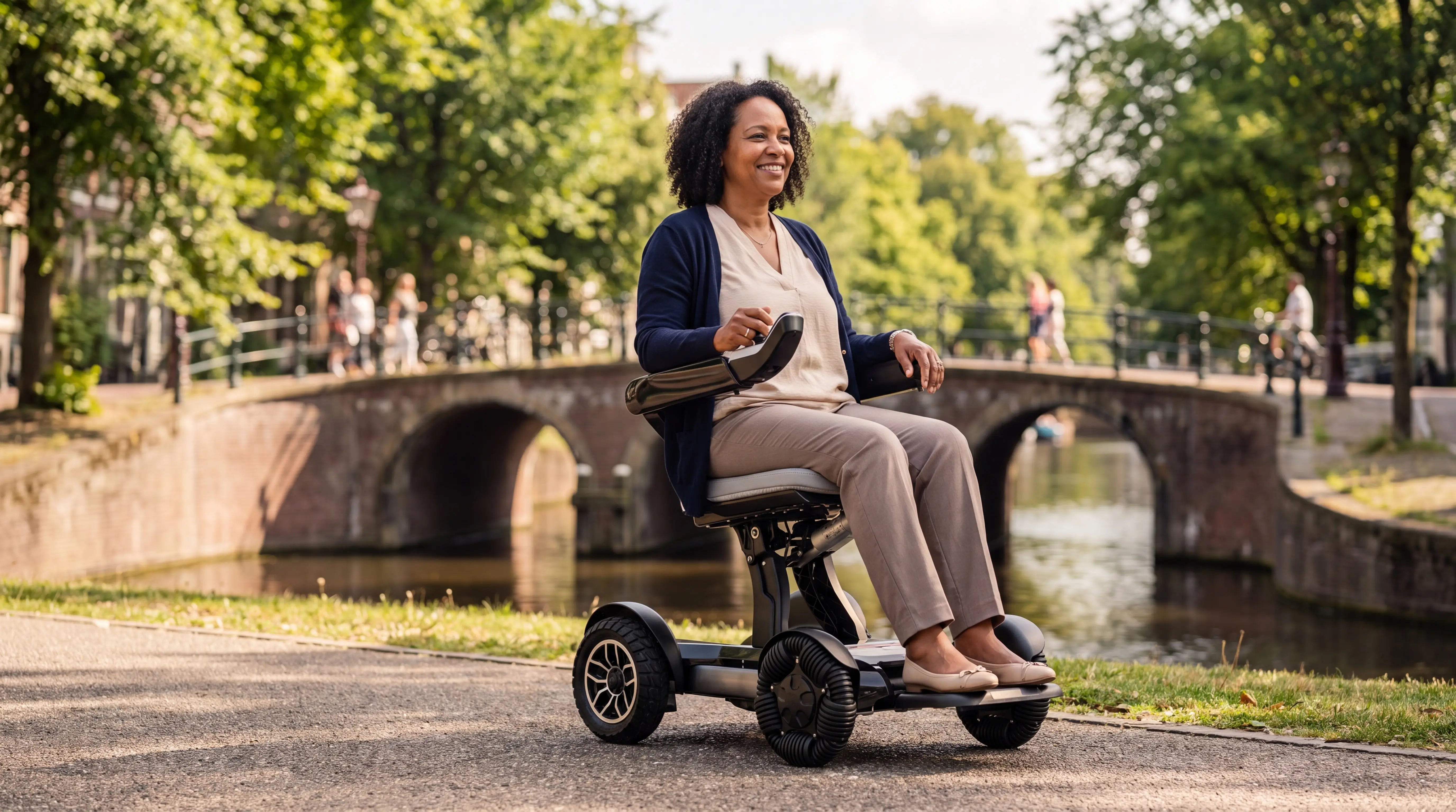 Vrouw in een elektrische rolstoel van IVA in een Nederlands stadspark – thema elektrische rolstoel huren