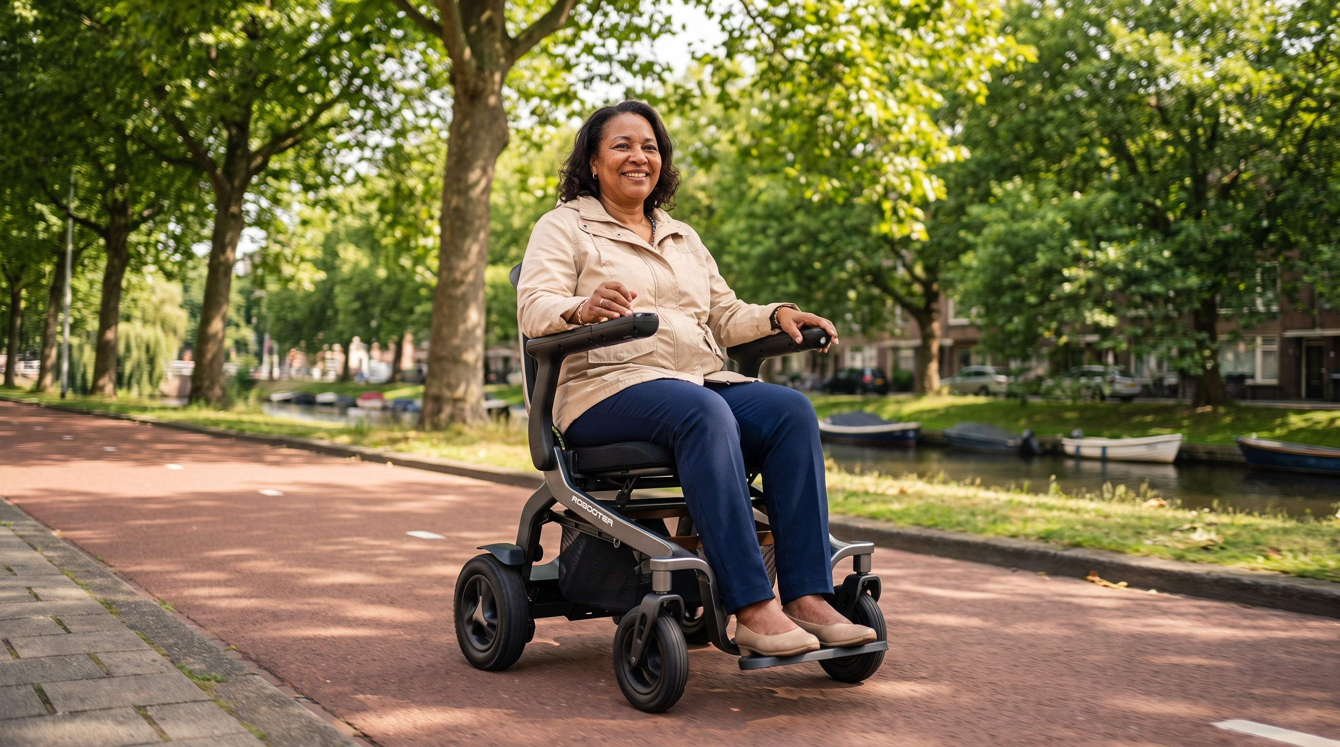 Elektrische rolstoel voor buiten – vrouw rijdt in Robooter E40 door een Nederlands stadspark