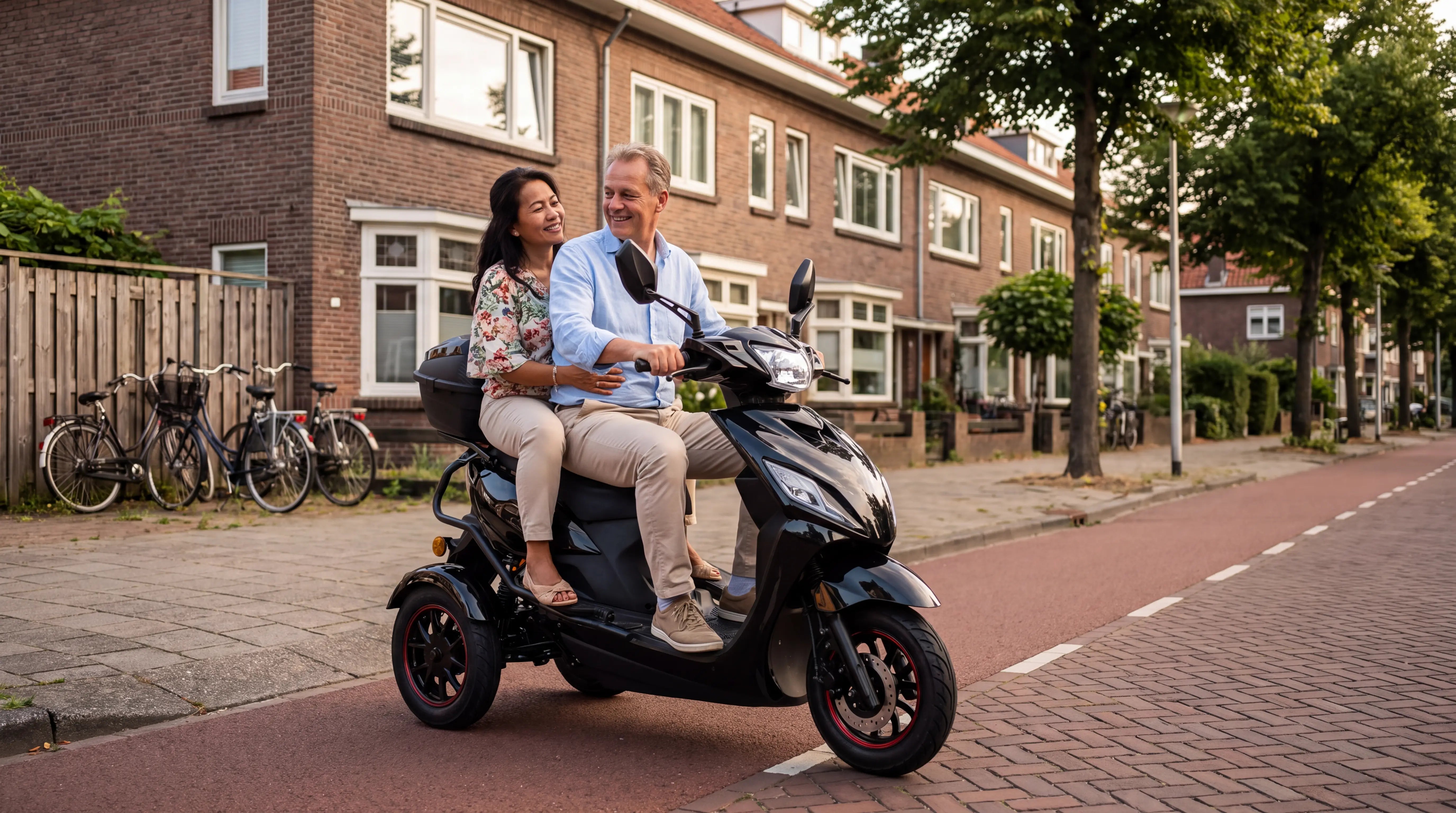 Duo scootmobiel: stel rijdt samen op een IVA driewieler in een Nederlandse woonwijk