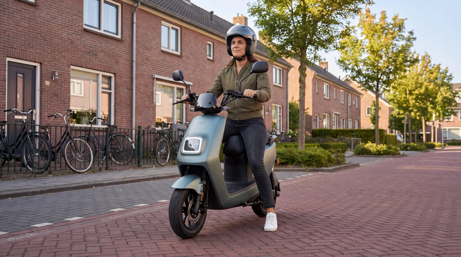 Mag je met autorijbewijs scooter rijden - vrouw met helm op matgroene IVA E-GO S4 2.0 in een Rotterdamse straat