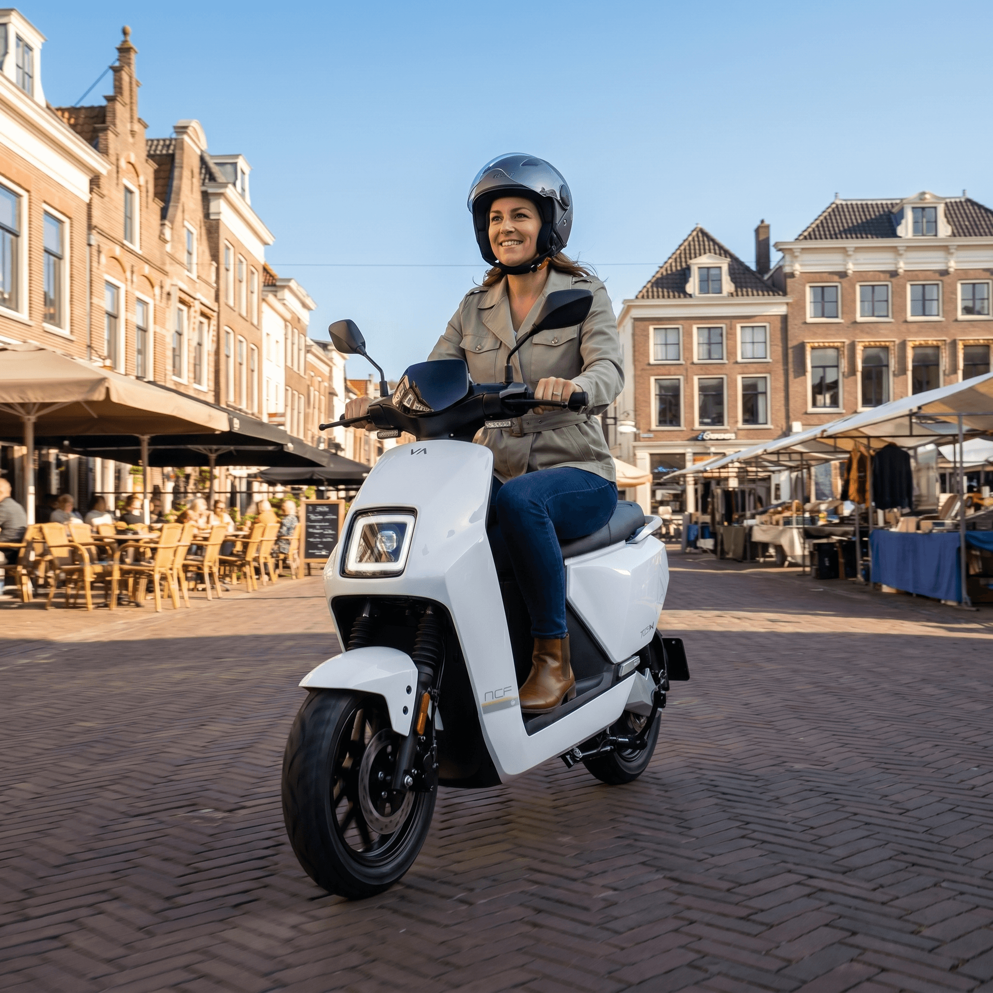 IVA NCF Wit e-scooter met handvat en display, geschikt voor stadsvervoer en milieuvriendelijk rijden.