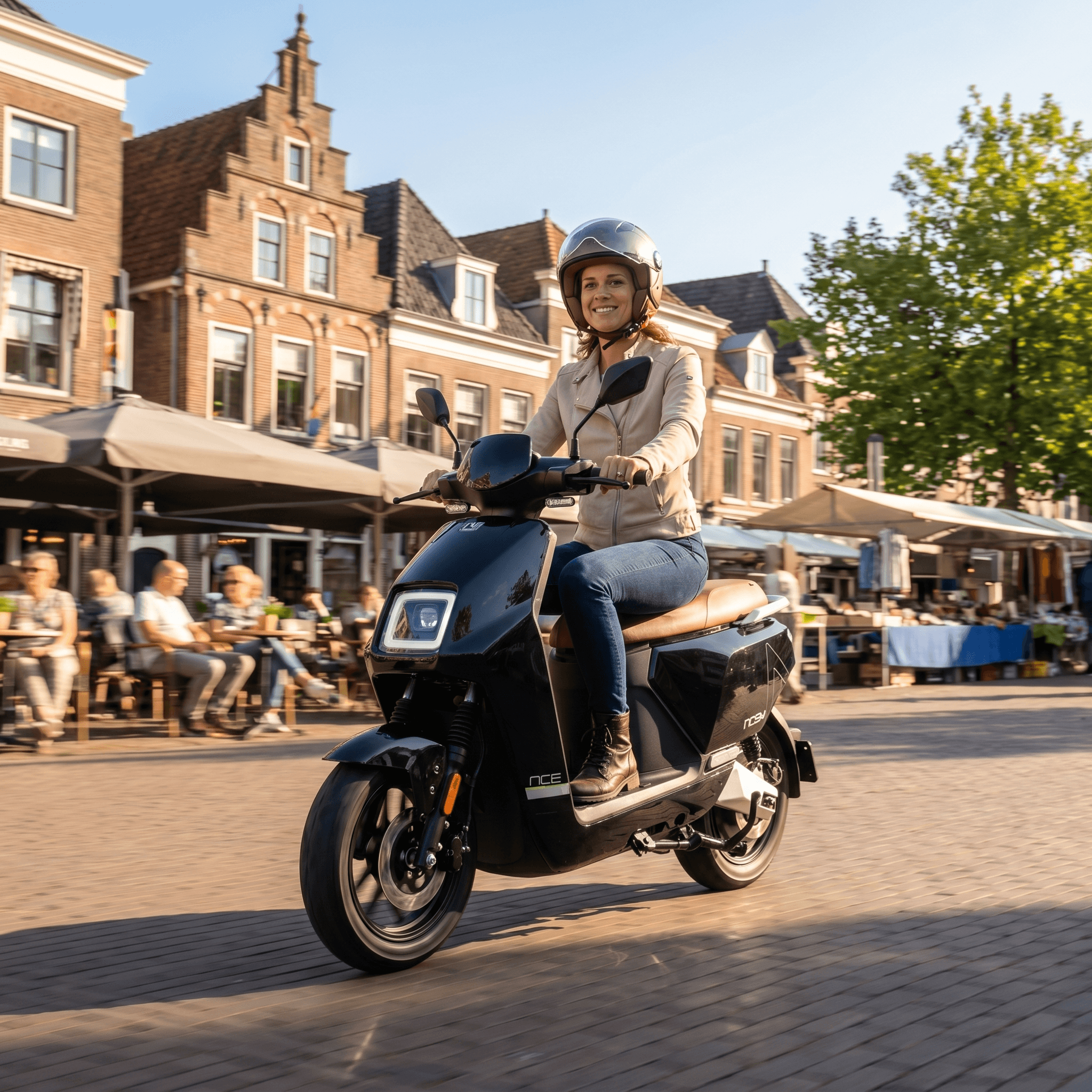 Zwarte IVA NCF e-scooter met opvallend ontwerp en compacte afmetingen, zichtbaar in de afbeelding.